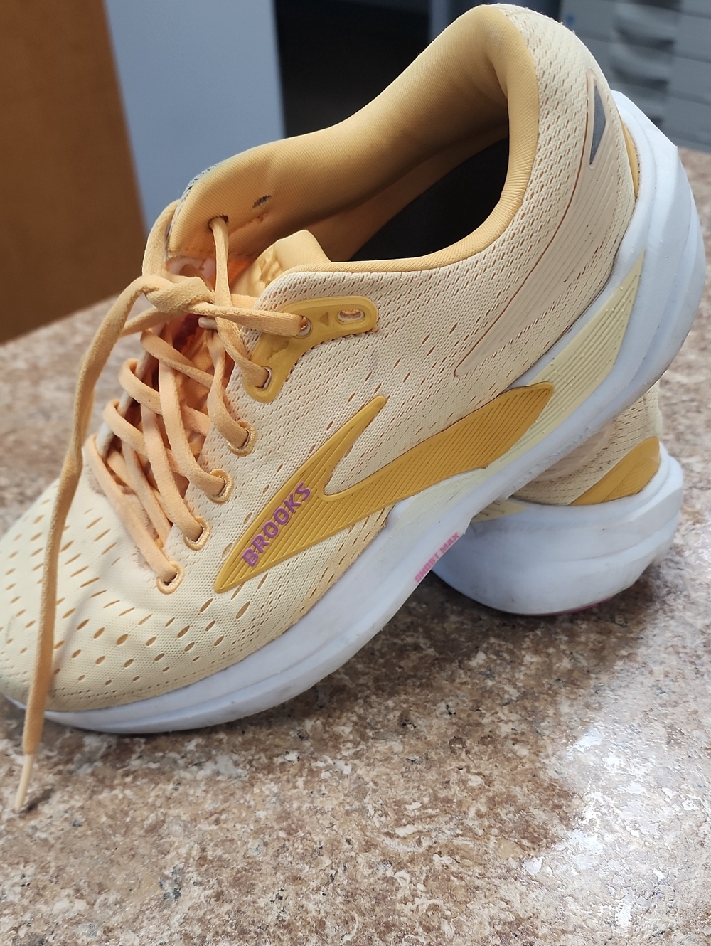 Brooks Women’s Pale Yellow Athletic Running Shoes Size 9